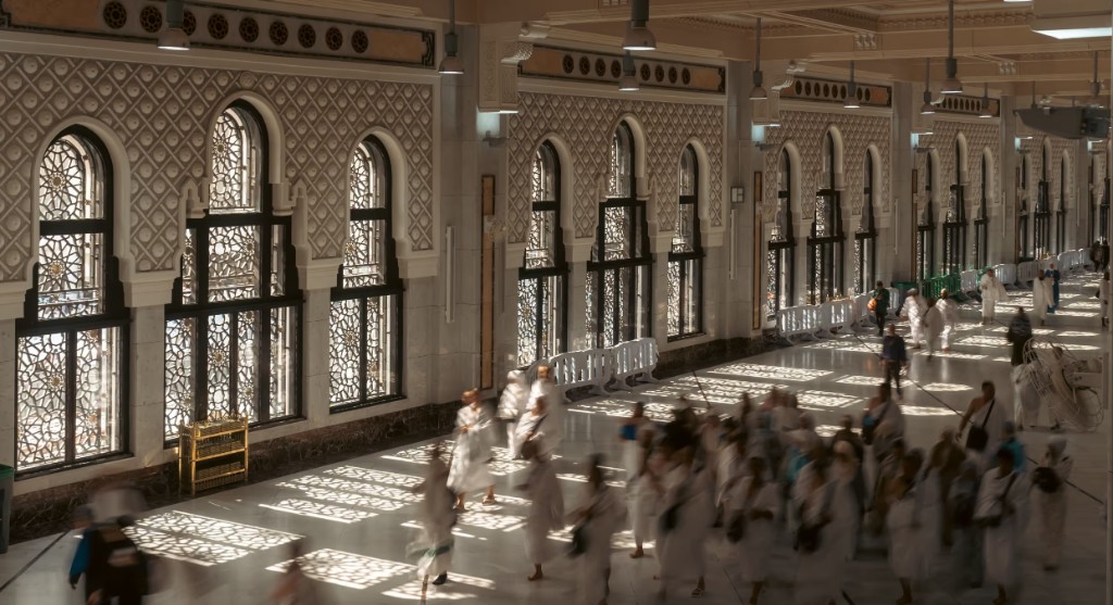 رواق مضيء في المسجد الحرام
